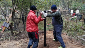 Необходимо постоянно конролировать вертикальность сваи